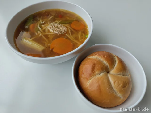 Ramen: Japanische Nudelsuppe mit Tofu, Wok-Gemüse, Zuckerschoten und Maiskölbchen (2,Gl,Se,So,A), dazu ein Brötchen (Gl)