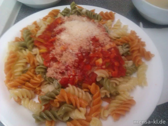 Spirelli tricolore mit Sahnehaschee (S/R), Grana Padano (2) und Salat