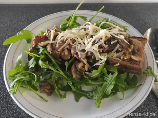 "Pilzstulle": Große Scheibe Sauerteigbrot mit Champignons, Gruyére, Rucola, getrocknete Tomaten und Pinienkerne (Gl,La) und Karottensalat