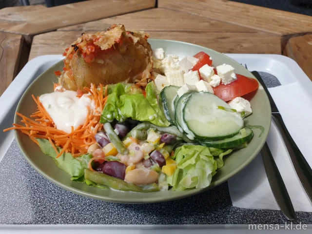 Bowl mit Blattsalat, Tomaten, Gurkensalat (1,5,Sw,Sl,Sf), Karottensalat (Gl,Nu,Sf), Krautsalat (1,5,Gl,Nu,Sw,Sl,Sf), Tomate-Mozzarella (1,5,La,Sw) und Ofenkartoffel (La), dazu ein Kräuter-Dressing (5,Gl,Nu,Sw,Sf,So)