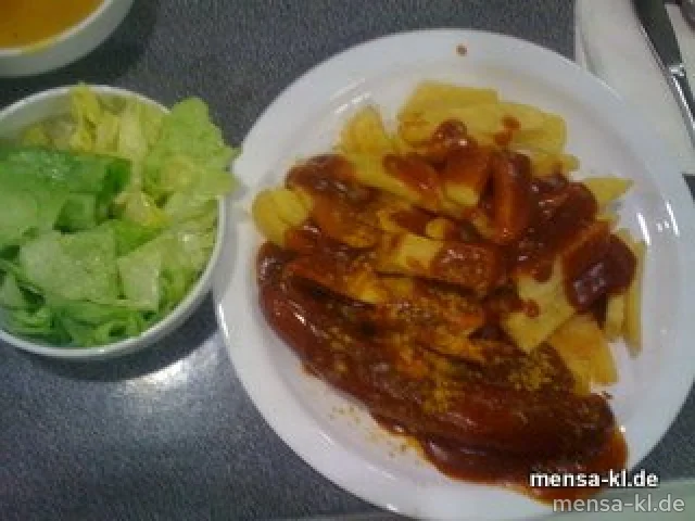 Rote Currywurst (R/4/8) mit Pommes-Frites und Salat