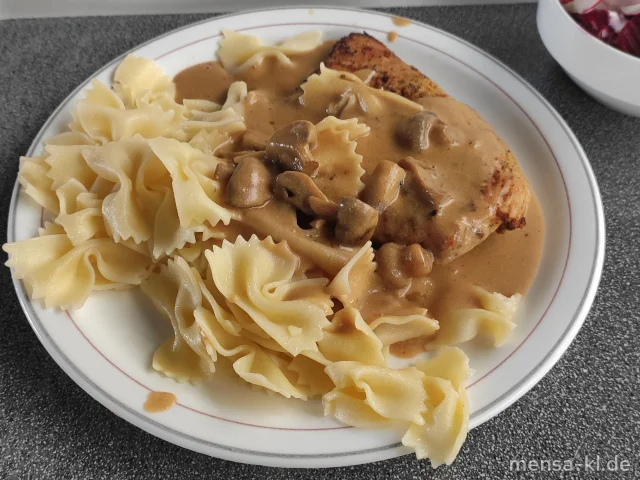 Truthahnsteak (G) mit Champignon-Rahmsoße (Gl,La), Pasta (Gl), dazu einen Beilagensalat nach Wahl