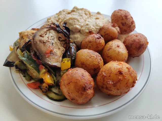 Antipasti-Variation mit Hummus und gebackenen Kartoffeln (Sf,Se), dazu einen Beilagensalat nach Wahl