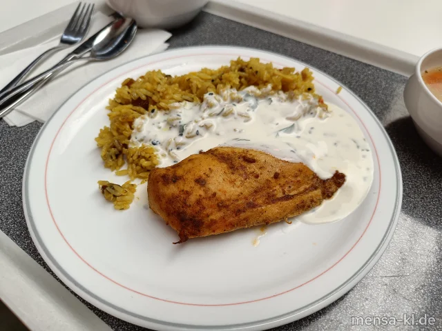 Hähnchenbrustfilet (G) mit Ayran-Kräuter-Dip (La,Sl), orientalischem Reis (Nu,Sl,Se) und Salat