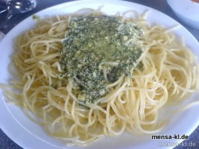 Spaghetti "al pesto" (V) mit Olivenöl, Basilikum, Pinienkernen und geriebenem Hartkäse, dazu Salat