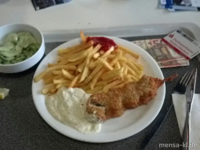 Gebackener Seelachsspieß (F) mit Remouladen-Dip (1), Pommes-Frites und Salat