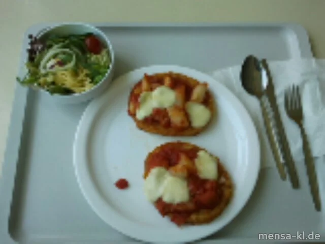 Zwei kleine Kartoffelpizzen (2,V) mit Tomaten (V), frischem Spargel (V) und Mozzarella (V) überbacken, dazu ein kleiner italienischer Salat (V)