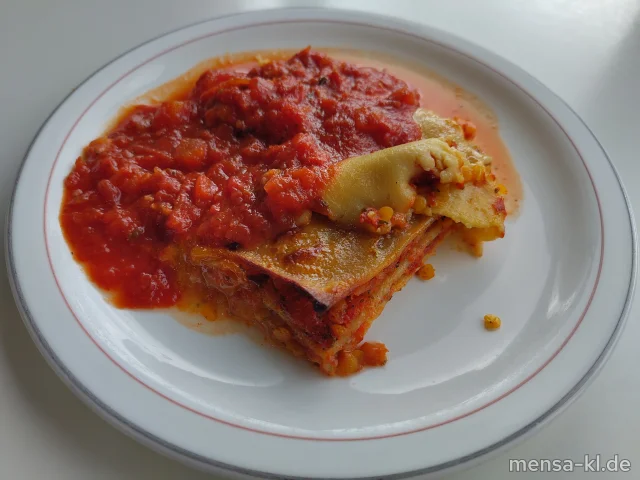 Linsenlasagne (Gl,Sl), dazu Tomatensugo (Gl) und Salat