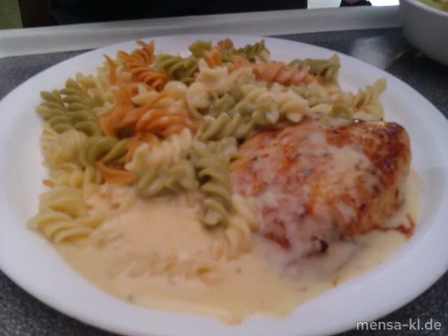 Truthahnsteak mit Frischkäse-Kräutersoße und Spirelli tricolore