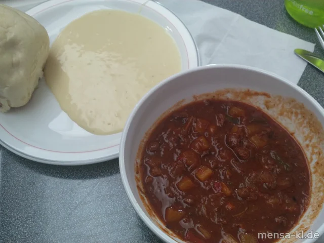 Ungarische Gulaschsuppe (5,Sw,A,R), dazu eine große Dampfnudel mit Vanillesoße (La)