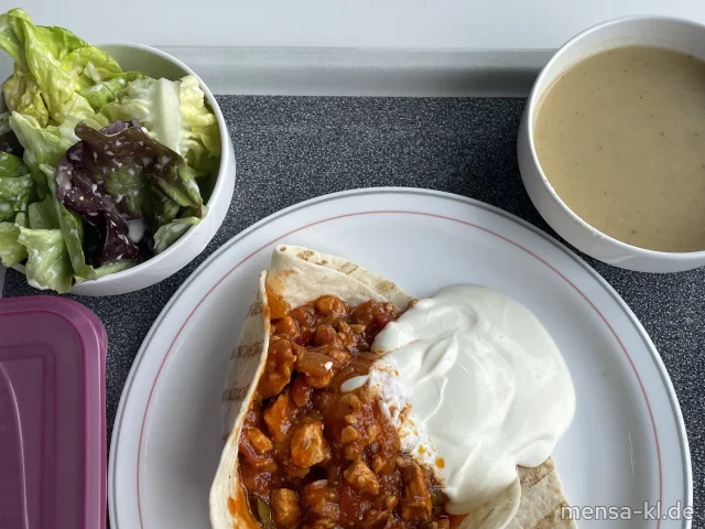 Fajita Pueblo: Geschnetzeltes Truthahnfleisch mit Paprika, Zucchini und Zwiebeln (Sl,G) mit Sour-Cream-Dip (9,Gl,Ei,La,So), Tortillas (Gl) und Salat