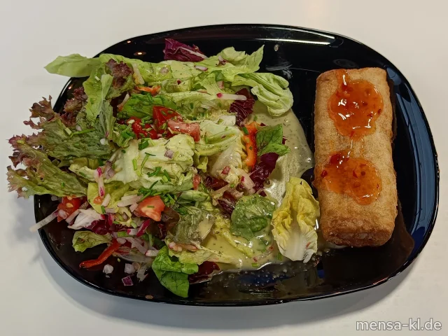 Bunter gemischter Salatteller mit Paprika, Radieschen und Zwiebeln (3), dazu Frühlingsrollen (Gl,Ei,Sl,Sf,So) und Sweet Chilli-Dip