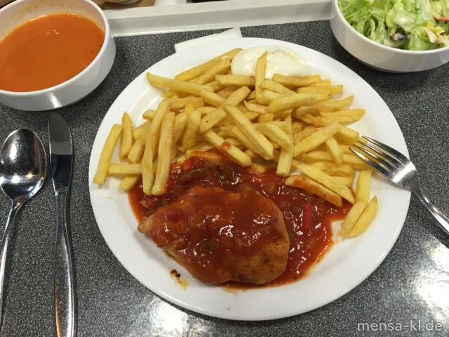 Truthahnsteak (Gl,G) mit Paprika-Tomatensoße (9,Gl), Pommes frites und Salat