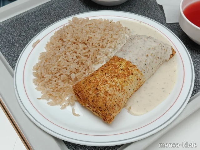 Veggie-Curry-Strudel gefüllt mit Kichererbsen, Karotten, Edamame und Quinoa, dazu Limetten-Kokos-Soße (Gl), Vollkornreis und Salat