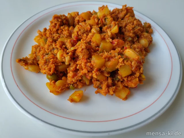 Paprika-Kartoffel-Pfanne mit Lauch, Bohnen, Oliven und Sojahack (1,3,Sf,So), dazu ein Beilagensalat nach Wahl