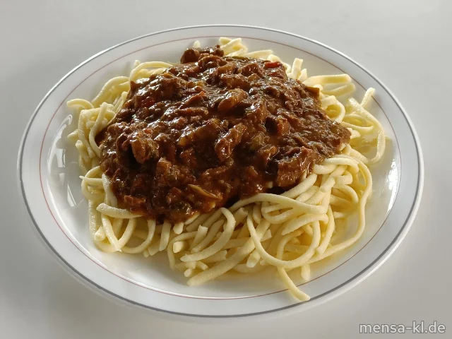 Rindergeschnetzeltes "Stroganoff" mit Zwiebeln, Gewürzgurke und Paprika (5,9,Gl,La,Sw,Sf,A,R), dazu Spätzle (Gl,Ei,La) und Salat