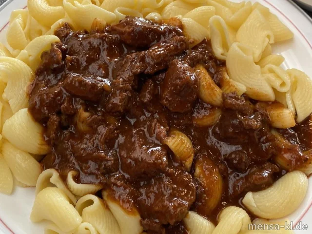 Rindersaftgulasch (R) mit Eiernudeln (Gl,Ei) und Salat