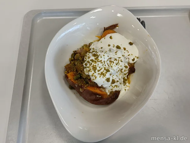 Grumbeer-Power: Süßkartoffel (V) mit Ratatouille (V), dazu Zitronenquark mit Pistazien (Nu,La,V)