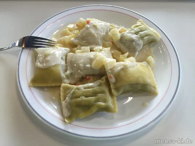 Tortellini mit Rindfleischfüllung (Gl,R), Kartoffel-Käse-Soße (2,5,Gl,Ei,La,Sw) und Salat
