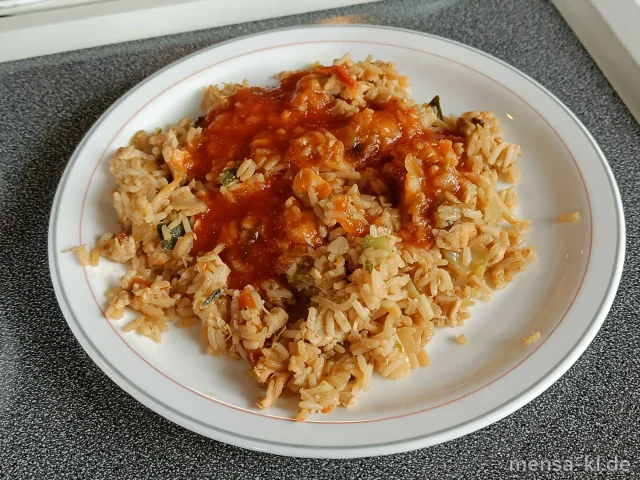 Asiatische Reispfanne mit Putengeschnetzeltem und Gemüse (Gl,So,G), dazu Soße süß-sauer (1,5,Gl,Sw,Sl,So) und Salat