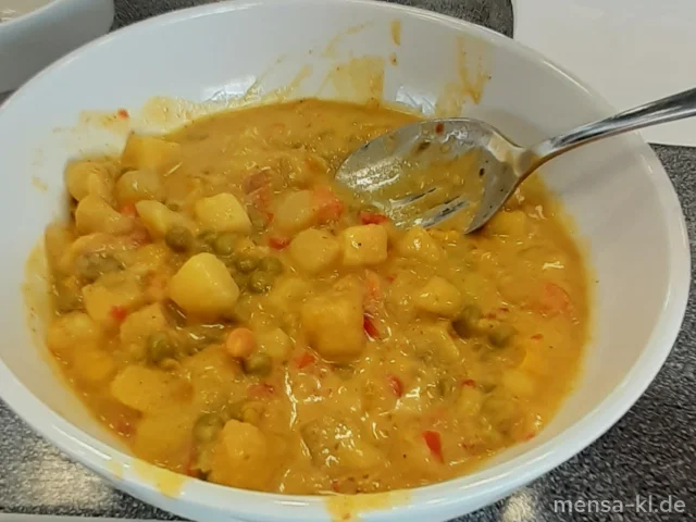 Kartoffel-Curry mit Kichererbsen, Mais, Erbsen, Paprika und Mango (Sl), dazu einen Beilagensalat nach Wahl