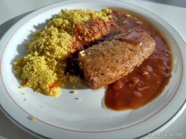 PLant Hackrolle Tomate (Gl) mit Zwiebel-Granatapfelsoße (1), Couscous (Gl,Sl) und Salat