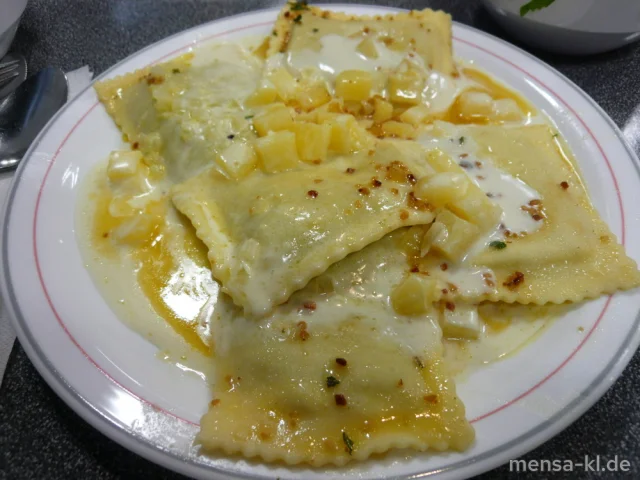 Maultaschen mit Gemüsefüllung (V), Kartoffel-Käse-Soße (1,2,V,A), Salbei-Butter (V) und Endiviensalat (V)
