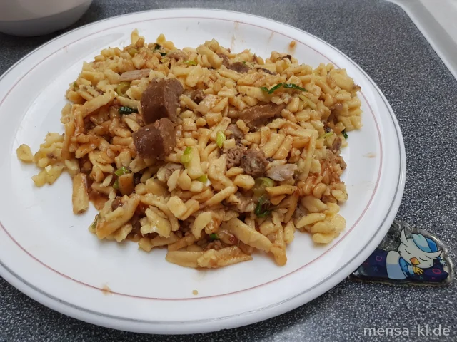Jägerpfanne mit Wildschweinbratwurst, Waldpilzen, Lauch (8,Sl,Sf,W) und Hagebutten-Spätzle (Gl,Ei), dazu ein Beilagensalat nach Wahl