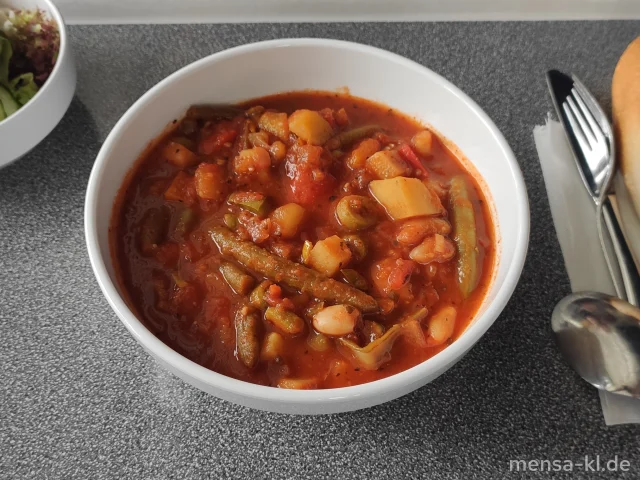 Paprika Topf mit Tomaten, Lauch, Bohnen, Oliven und Chili (1,3), dazu einen Beilagensalat nach Wahl