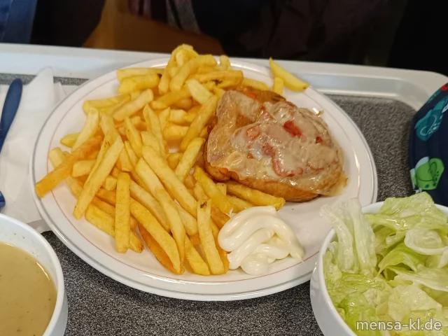 Veggie-Burger mit Tomaten, Zwiebeln und Käse überbacken (Gl,La,Sf), Pommes frites und Salat