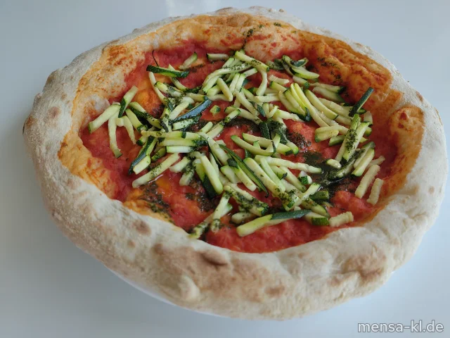 Pizza Vegano alla Napoletana mit Basilikumcreme und Zucchini (Gl), dazu Salat