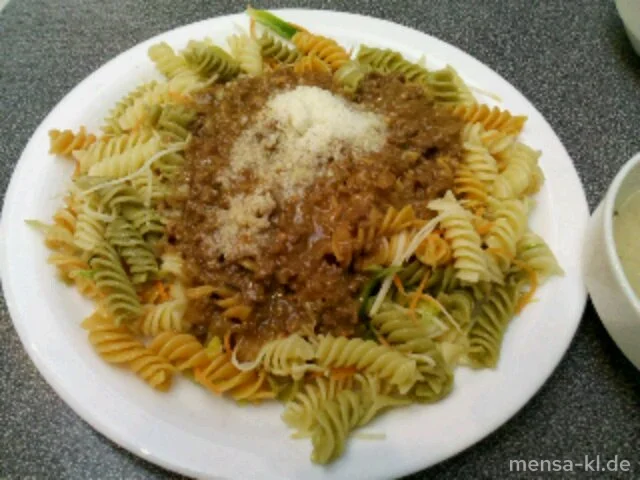 Fusilli tricolore mit Sahnehaschee (S/R), Grana Padano (2) und Salat