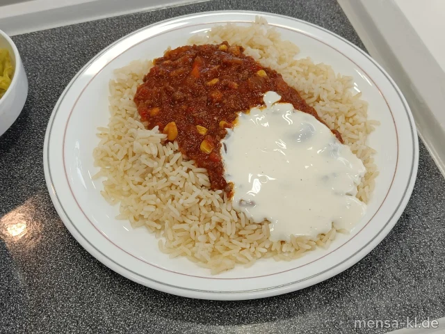 Chili con Carne (Sl,Sf,R) mit Sour Cream-Dip (9,Gl,Ei,La,So), Reis und Salat