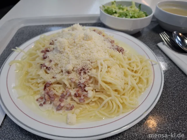 Spaghetti (1,Gl) Carbonara mit Schinken-Käsesoße (2,3,Ei,La,S), geriebener Hartkäse (Ei,La), dazu Salat