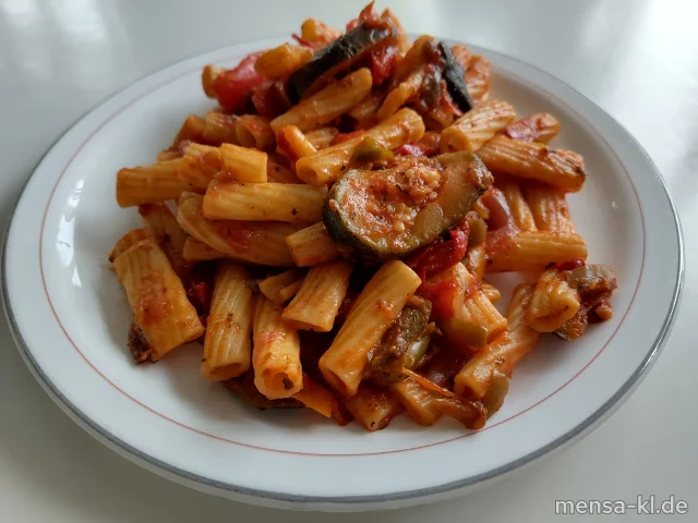 Rigatoni mit mediterranem Gemüse in Tomatensugo (3,Gl), dazu einen Beilagensalat nach Wunsch