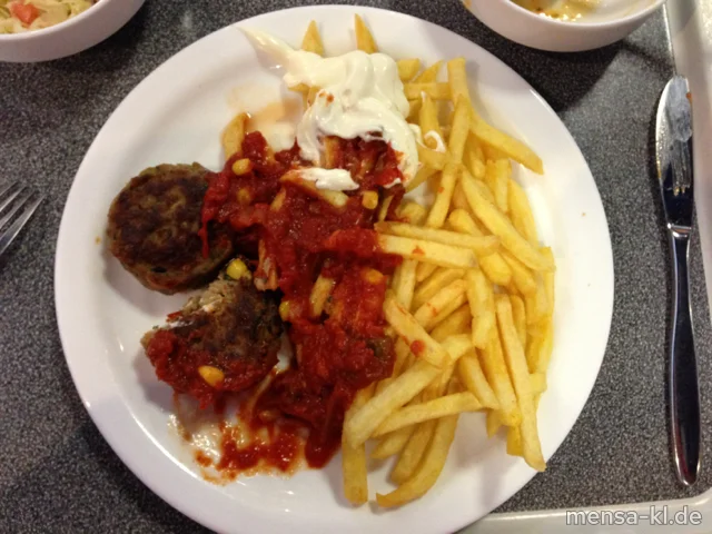 Köfta (Rinderhacksteak mit Gemüse und Feta) (R) mit Pusztasoße (9), Pommes-Frites und buntem Krautsalat