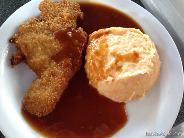 Paniertes Schweineschnitzel (S) mit frischem Kartoffel-Karotten-Stampf und Salat