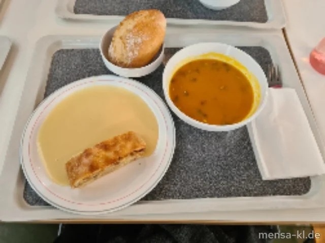 Große Portion Kürbissuppe mit gerösteten Kürbiskernen (Gl), dazu ein Brötchen (Gl,Se,So) und ein Stück Apfelstrudel (Gl) mit Mandel-Vanillesoße (2,Gl,Nu)
