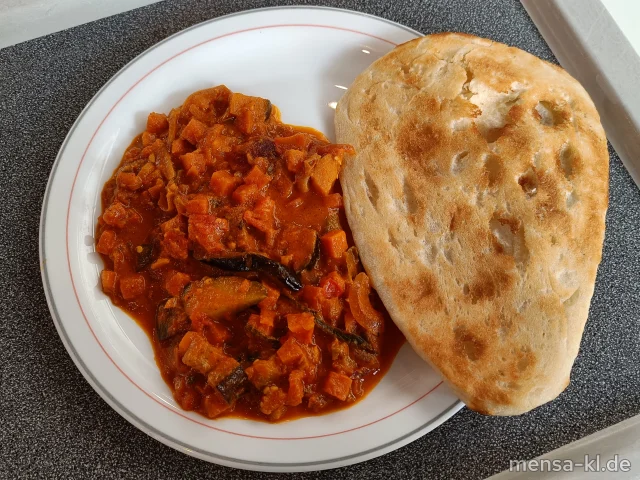 Veganes Tomaten-Curry (2,Sf), dazu Naanbrot (Gl) und Gurkensalat (Sf)
