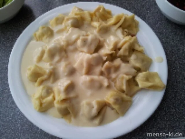 Fagottini Pomodori (V) mit Mozzarellacreme und Salat
