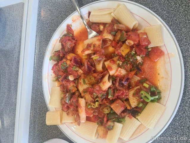 Rigatoni mit mediterranem Gemüse in Tomatensugo (3,Gl), dazu einen Beilagensalat nach Wahl