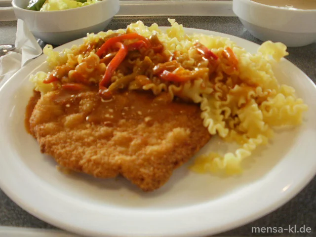 Paniertes Schweineschnitzel mit Paprika-Rahmsoße, Eiernudeln und Salat