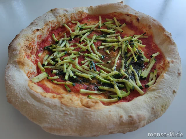 Pizza Vegano alla Napoletana mit Radiccio, Basilikumcreme und gegrillte Zucchini (Gl), dazu Salat