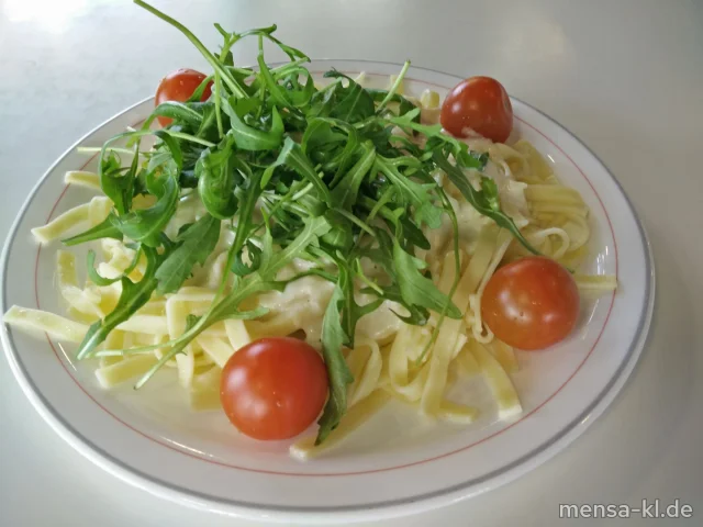 Tagliatelle (1,Gl,Ei,V) mit Käse-Sahnesoße (2,Gl,Ei,La,V), Rucola und Kirschtomaten (V), dazu Salat (V)