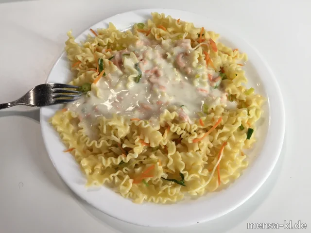 Gemüsenudeln (1,Gl,Ei,Sl) mit Räucherlachssoße (1,Fi,Gl,La), dazu Salat