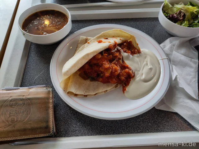 Fajita Pueblo mit Paprika, Zucchini und Zwiebeln (Sl), Sour Cream (1,9,Gl,Ei,La,Sf), Tortillas (Gl) und Salat