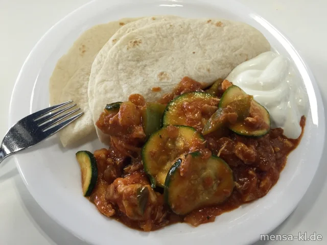 "Fajita Pueblo": Geschnetzeltes Truthahnfleisch mit Paprika, Zucchini und Zwiebeln (2,9,Gl,Sl,So,G), dazu Sour Cream (9,Gl,Ei,La,So), Tortillas (2,Gl) und Eisbergsalat