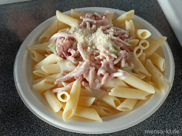 Schinken-Sahne-Nudeln (2,3,8,Gl,La,S), geriebenem Hartkäse (Ei,La) und Salat (1,5,Sw)