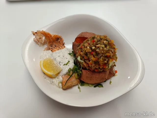 Grumbeer-Power: Süßkartoffel mit gebratenem Lachs (Fi), Ratatouille und Dijon-Senf-Creme (La,Sf)