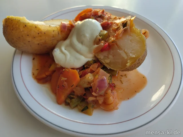 Ofenkartoffel Ratatouille und Limetten-Dip (Gl,Nu,Sf), dazu ein Beilagensalat nach Wahl